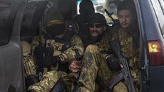 Ukrajinští vojáci nedaleko Šyrokyne (19. dubna 2015) Ukrajinští vojáci nedaleko Šyrokyne (19. dubna 2015)