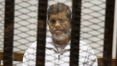 Egyptský exprezident Muhammad Mursí u soudu (8. května 2014) Egyptský exprezident Muhammad Mursí u soudu (8. května 2014)
