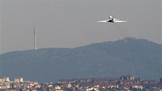 Letoun srbského prezidenta Falcon-50 nad Bělehradem. Archivní snímek Letoun srbského prezidenta Falcon-50 nad Bělehradem. Archivní snímek