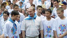 Ruský prezident Vladimir Putin v táboe Artk v roce 2001.