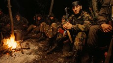 Čečenští bojovníci kolem ohně. Fotografie z roku 1999, kdy vypukla druhé... Čečenští bojovníci kolem ohně. Fotografie z roku 1999, kdy vypukla druhé...