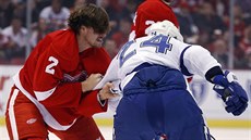 Do rvaky se pustili Brendan Smith (vlevo) z Detroitu a Ryan Callahan z Tampy.