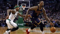 S míem utíká J.R. Smith z Clevelandu, v patách má Isaiaha Thomase z Bostonu.