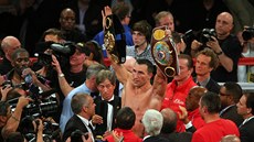 ÚSPĚŠNÝ OBHÁJCE. Vladimir Kličko po souboji s Bryantem Jennigsem. ÚSPĚŠNÝ OBHÁJCE. Vladimir Kličko po souboji s Bryantem Jennigsem.