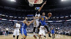 Stephen Curry z Golden State se snaží o zakončení přes bránícího Anthonyho... Stephen Curry z Golden State se snaží o zakončení přes bránícího Anthonyho...