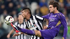 V tvrdém souboji jsou Roberto Pereyra (vlevo) z Juventusu a Marcos Alonso z... V tvrdém souboji jsou Roberto Pereyra (vlevo) z Juventusu a Marcos Alonso z...