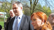 Ministr pro lidská práva Jií Dienstbier se starostkou Litvínova Kamilou...