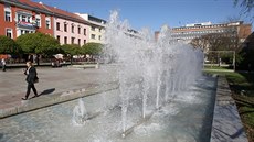 Fontána na Lidickém náměstí je přímo před budovou krajského policejního... Fontána na Lidickém náměstí je přímo před budovou krajského policejního...
