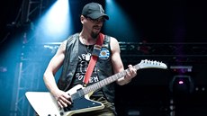 Tomáš Krulich hraje na kytaru v nejznámější současné české rockové kapele Kabát... Tomáš Krulich hraje na kytaru v nejznámější současné české rockové kapele Kabát...