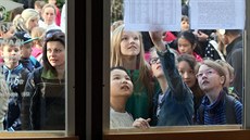 Budoucí studenti hledají svá jména v seznamech na dveřích chebského gymnázia. Budoucí studenti hledají svá jména v seznamech na dveřích chebského gymnázia.