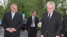 Prezident Miloš Zeman přichází v doprovodu hejtmana Miloše Petery (vlevo) do... Prezident Miloš Zeman přichází v doprovodu hejtmana Miloše Petery (vlevo) do...