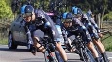 Cyklistý tým Sky a jeho český závodník Leopold König (na druhém místě) v týmové... Cyklistý tým Sky a jeho český závodník Leopold König (na druhém místě) v týmové...