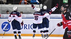 Američtí hokejisté do 18 let oslavují jeden ze sedmi gólů do kanadské branky v... Američtí hokejisté do 18 let oslavují jeden ze sedmi gólů do kanadské branky v...