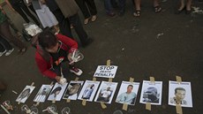 Proti popravám protestovala ped vznicí v Jakart ada aktivist (28. dubna...