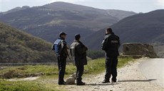 Podle makedonské policie čtyřicítka maskovaných ozbrojenců napadla odlehlou... Podle makedonské policie čtyřicítka maskovaných ozbrojenců napadla odlehlou...