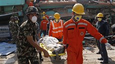 Na otevřených prostranstvích v Káthmándú leží nemocní a zranění, kteří se... Na otevřených prostranstvích v Káthmándú leží nemocní a zranění, kteří se...