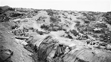 Pední linie se zákopy nad pláí ANZAC