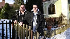 Martin Růžička a jeho syn Jan před kostelíkem v Novém Domě na Rakovnicku na... Martin Růžička a jeho syn Jan před kostelíkem v Novém Domě na Rakovnicku na...