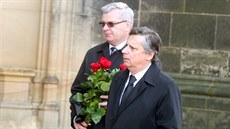 Bývalý premiér Jan Fischer pichází na poslední rozlouení se Stanislavem...