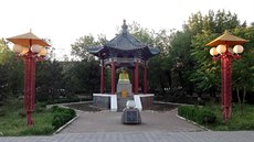 Altán se zlatým Buddhou v mstském parku