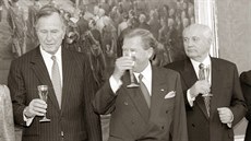 Bývalý americký prezident George Bush, prezident Václav Havel a  Michail...