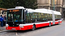 Kloubovému autobusu se říká nejen harmonika, ale také čabajka, klobása či... Kloubovému autobusu se říká nejen harmonika, ale také čabajka, klobása či...