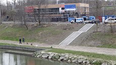 Rozestavěná loděnice na břehu Ostravice v dubnu 2015. Rozestavěná loděnice na břehu Ostravice v dubnu 2015.
