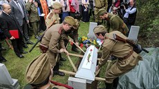 Pohřeb ostatků ruského pilota Vasilije Alexejeviče Staška, jehož stíhačka se... Pohřeb ostatků ruského pilota Vasilije Alexejeviče Staška, jehož stíhačka se...