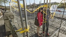 Kvůli výstavě Lodě na vodě je částečně omezen vstup na náplavku. Lidé se přímo... Kvůli výstavě Lodě na vodě je částečně omezen vstup na náplavku. Lidé se přímo...