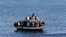 Lo s ilegálními migranty z Afriky jen pár okamik ped zadrením u Sicílie.