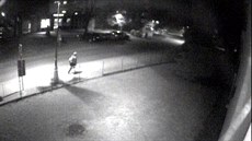 Kamery na ulici Elišky Krásnohorské ženu zachytily zhruba ve tři čtvrtě na... Kamery na ulici Elišky Krásnohorské ženu zachytily zhruba ve tři čtvrtě na...