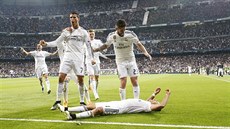 Javier Hernández (na zemi) slaví se spoluhrái z Realu Madrid gól ve...