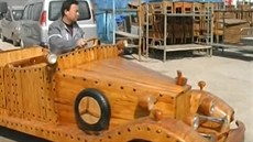Čínský tesař Liu Fulong testuje své třetí dřevěné auto. Čínský tesař Liu Fulong testuje své třetí dřevěné auto.