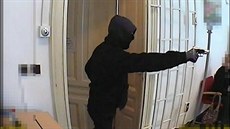 Ozbrojený lupič krátce po příchodu do banky v Moravské Chrastové. Ozbrojený lupič krátce po příchodu do banky v Moravské Chrastové.