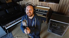 Martin Hašek, pravnuk spisovatele Jaroslava Haška, tráví volný čas v nahrávacím... Martin Hašek, pravnuk spisovatele Jaroslava Haška, tráví volný čas v nahrávacím...