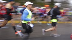 Úastníci Bostonského maratonu vyráejí na tra.