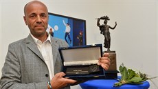 Horolezec Radek Jaroš s vyznamenáním Českého olympijského výboru, Cenou Jiřího... Horolezec Radek Jaroš s vyznamenáním Českého olympijského výboru, Cenou Jiřího...