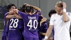 Fotbalisté Fiorentiny slaví gól proti Dynamu Kyjev.