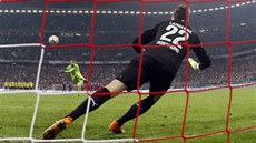MÍ JDE DO BEVNA. Branká Manuel Neuer kope penaltu proti kolegovi Langerakovi...