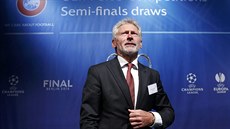 Bývalý útoník Paul Breitner zastupoval Bayern Mnichov na slavnostním losování...