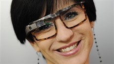 Jeden z pokus Google o designové obrouk pro Glass, zde v podání americké...