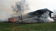 K požáru obřího seníku vyjíždělo devět jednotek hasičů z celého Prostějovska,... K požáru obřího seníku vyjíždělo devět jednotek hasičů z celého Prostějovska,...