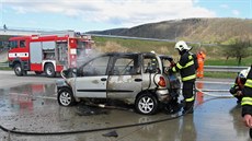 Pi nehod na dálnici D1 po nárazu do svodidel vzplálo auto. Navzdory zásahu...