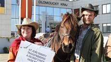 Před sídlem Olomouckého kraje protestovalo pět starostů proti podle nich... Před sídlem Olomouckého kraje protestovalo pět starostů proti podle nich...