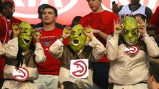 Fanoušci basketbalové Atlanty se radují z trefy Kyla Korvera. Fanoušci basketbalové Atlanty se radují z trefy Kyla Korvera.