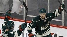 Nino Niederreiter (22) a Jason Pominville (29) slaví gól Minnesoty. Nino Niederreiter (22) a Jason Pominville (29) slaví gól Minnesoty.