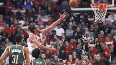 Joakim Noah z Chicaga posílá mí do koe Milwaukee.