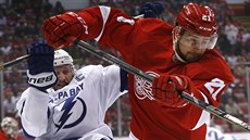 Steven Stamkos (vlevo) z Tampa Bay u mantinelu bojuje s Tomáem Tatarem z...