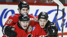 Sean Monahan, Jií Hudler, Johnny Gaudreau a Dennis Wideman (zleva) slaví gól...