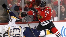 Bryan Bickell (vpravo) z Chicaga sráží Mika Ribeira z Nashvillu. Bryan Bickell (vpravo) z Chicaga sráží Mika Ribeira z Nashvillu.